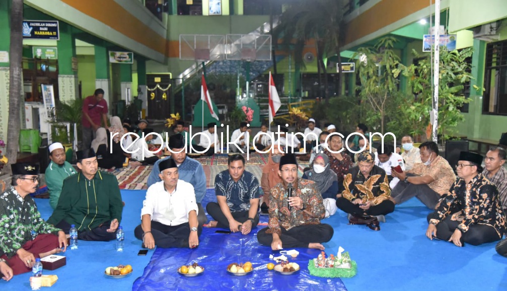 DIALOG - Bupati Sidoarjo Ahmad Muhdlor Ali berdialog dengan warga Desa/Kecamatan Waru( untuk ganti rugi dan relokasi Tempat Pemakaman Umum (TPU) Desa Waru yang terdampak pembangunan Frontage Road (FR), Jumat (23/09/2022) malam. 