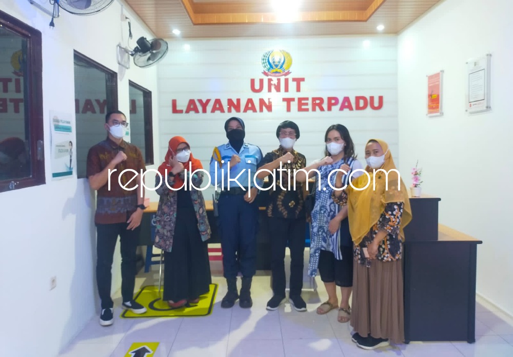 KUNJUNGAN - Seto Mulyadi yang akrab disapa Kak Seto datang ke Rutan Perempuan yang terletak di Desa Kebonagung, Kecamatan Porong, Sidoarjo untuk bertemu warga binaan AV yang baru melahirkan pekan kemarin, Sabtu (25/09/2022) petang.