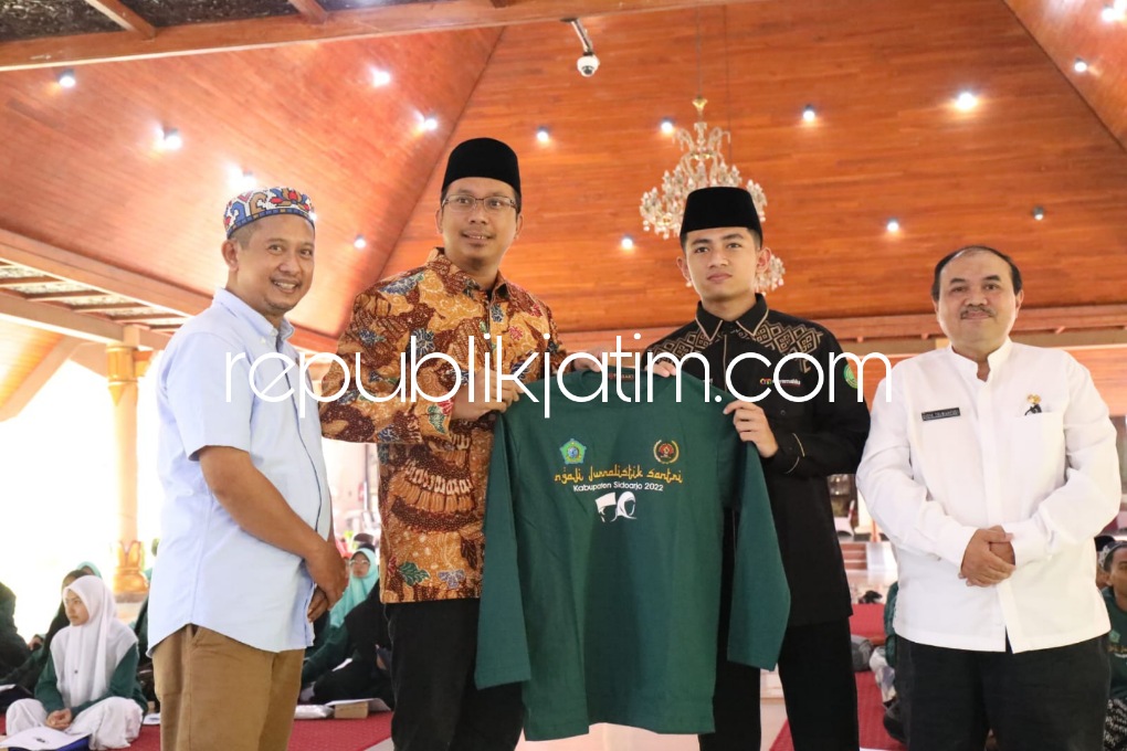 BUKA - Bupati Sidoarjo Ahmad Muhdlor Ali membuka acara Ngaji Jurnalistik Santri yang diikuti 75 peserta dari 15 ponpes yang ada di Sidoarjo dibuka di Pendopo Delta Wibawa, Rabu (28/09/2022).