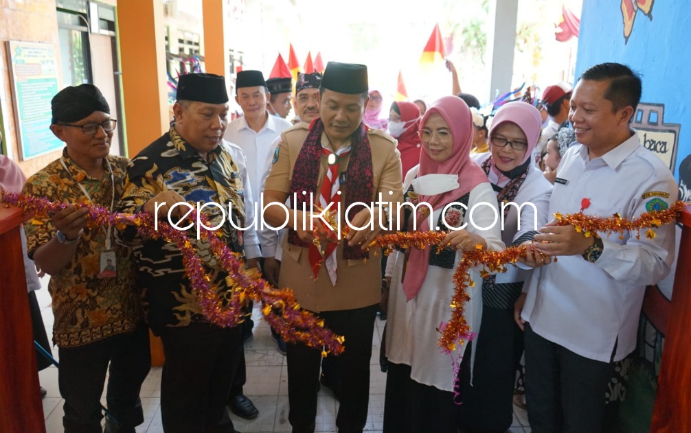 RESMIKAN - Bupati (Wabup) Sidoarjo, Subandi meresmikan Pembukaan Perpustakaan Ramah Anak 'Ceria' SDN Ngingas, Kecamatan Waru, Sidoarjo, Rabu (28/09/2022).