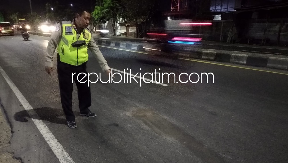 OLAH TKP - Sejumlah anggota Satuan Lantas Polresta Sidoarjo dan kondisi korban tabrak lari di Jalan raya Taman Sidoarjo. Kamis (29/09/2022) malam.