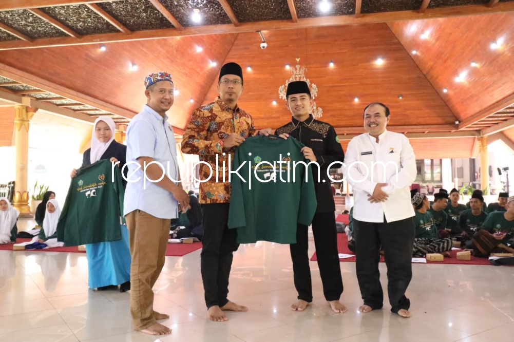 AJAK SANTRI - Bupati Sidoarjo Ahmad Muhdlor Ali mengajak para santri melek jurnalistik saat membuka kegiatan Ngaji Jurnalistik Santri di Pendopo Delta Wibawa, Rabu (29/09/2022). 