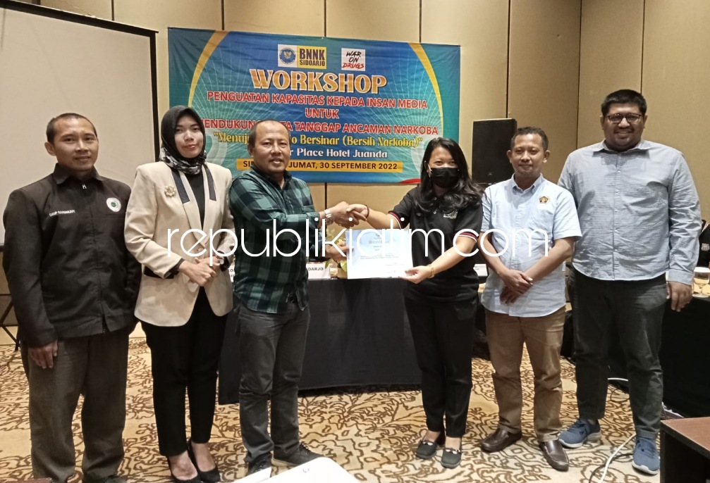 WORKSHOP - Badan Narkotika Nasional (BNN) Kabupaten Sidoarjo menggelar workshop penguatan kapasitas untuk insan media. Kegiatan ini, untuk mendukung kota tanggap ancaman Narkoba di Premier Place Hotel Juanda, Sidoarjo, Jumat (30/09/2022).