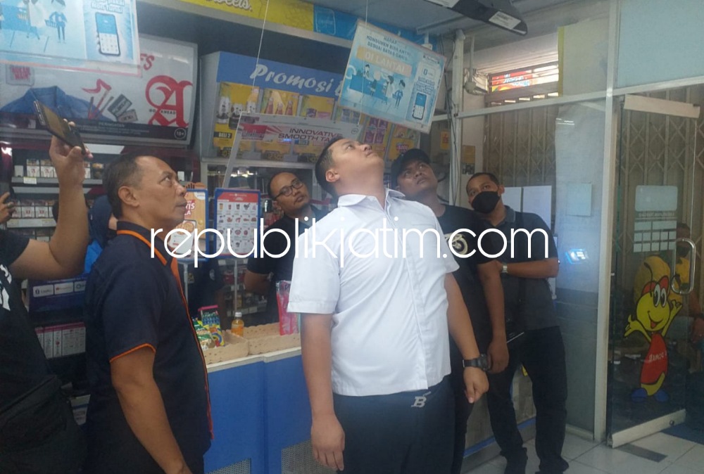 OLAH TKP - Sejumlah petugas Satuan Reskrim, Polresta Sidoarjo menggelar olah TKP minimarket di Perum Pondok Jati Desa Pagerwojo, Kecamatan Buduran, Sidoarjo yang mesin ATM-nya kebobolan Rp 35 juta, Sabtu (01/10/2022).