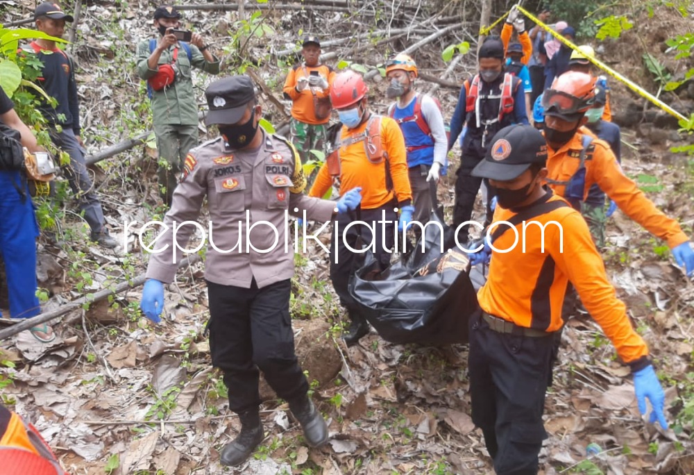 EVAKUASI - Setelah sepekan tidak pulang akhirnya mayat Miswan ditemukan dalam kondisi gantung diri di pohon bambu dan sudah membusuk dievakuasi petugas ke rumah duka, Sabtu (01/10/2022).