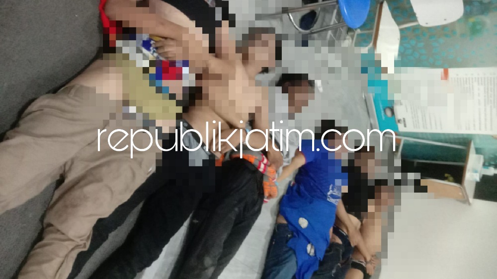 BERDUKA - Sebanyak 129 suporter dan polisi meninggal dunia usai kerusuhan saat berakhirnya pertandingan sepakbola Persebaya melawan Arema di Stadion Kanjuruan, Malang, Sabtu (01/10/2022) malam.