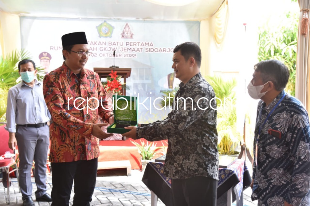 AJAK - Bupati Sidoarjo mengajak jemaat GKJW untuk terus mendukung dan terlibat dalam setiap pembangunan di Sidoarjo saat peletakan batu pertama pembangunan rumah ibadah GKJW di JL Kombes Pol M Duryat, Sidoarjo, Minggu (02/10/2022).
