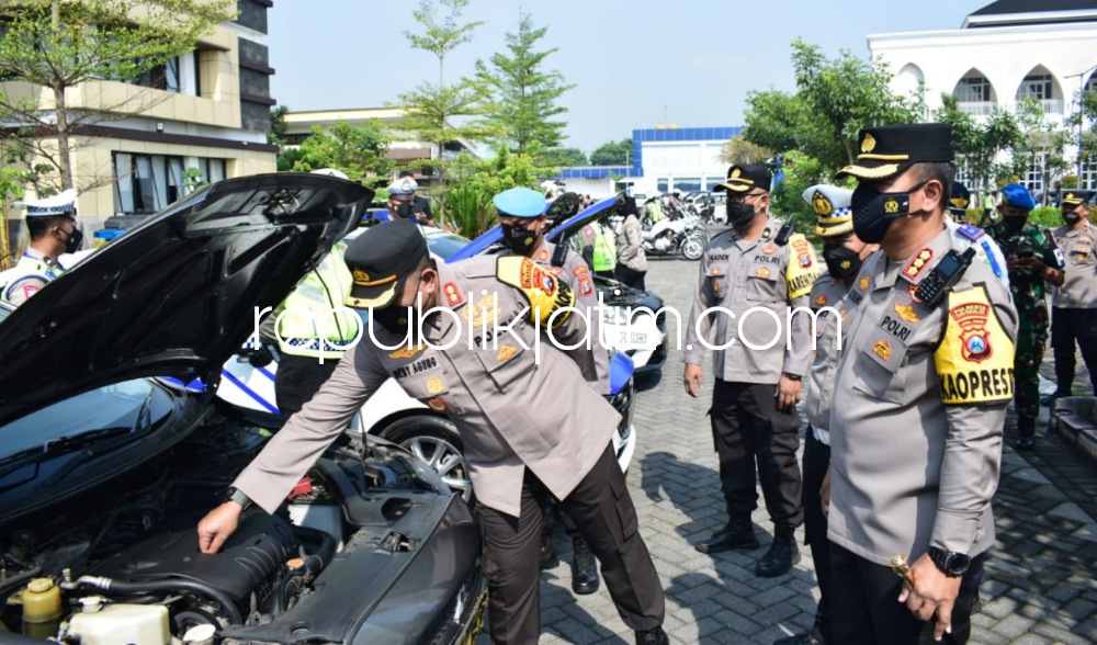 CEK - Kapolresta Sidoarjo Kombes Pol Kusumo Wahyu Bintoro mengecek kesiapan personil dan kendaraan saat upacara apel pasukan Operasi Zebra Semeru 2022 di Polresta Sidoarjo, Senin (03/10/2022).
