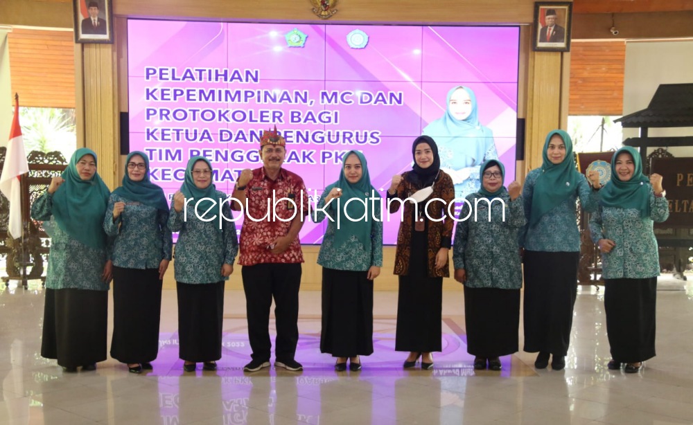 BUKA - Ketua TP PKK Kabupaten Sidoarjo, Ny Sa'adah Ahmad Muhdlor membuka Pelatihan Kepemimpinan, MC dan Protokoler yang diikuti 200 peserta di Pendopo Delta Wibawa, Selasa (04/10/2022). 