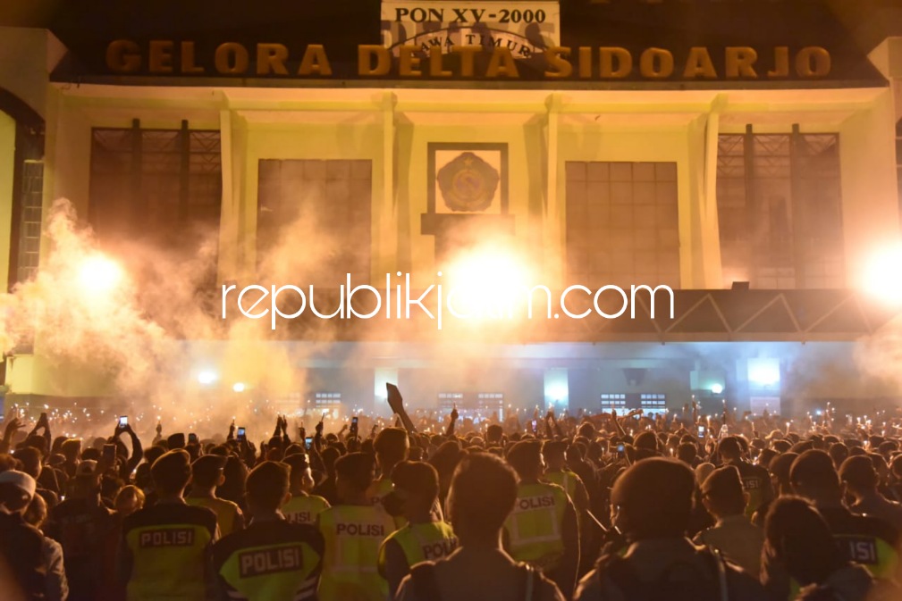 DOA BERSAMA - Bupati Sidoarjo, Ahmad Muhdlor Ali serta Kapolresta Sidoarjo Kombes Pol Kusumo Wahyu Bintoro mengikuti Doa tahlil bagi korban tragedi Kanjuruhan menggema di Stadion Gelora Delta Sidoarjo, Selasa (4/10/2022) malam.