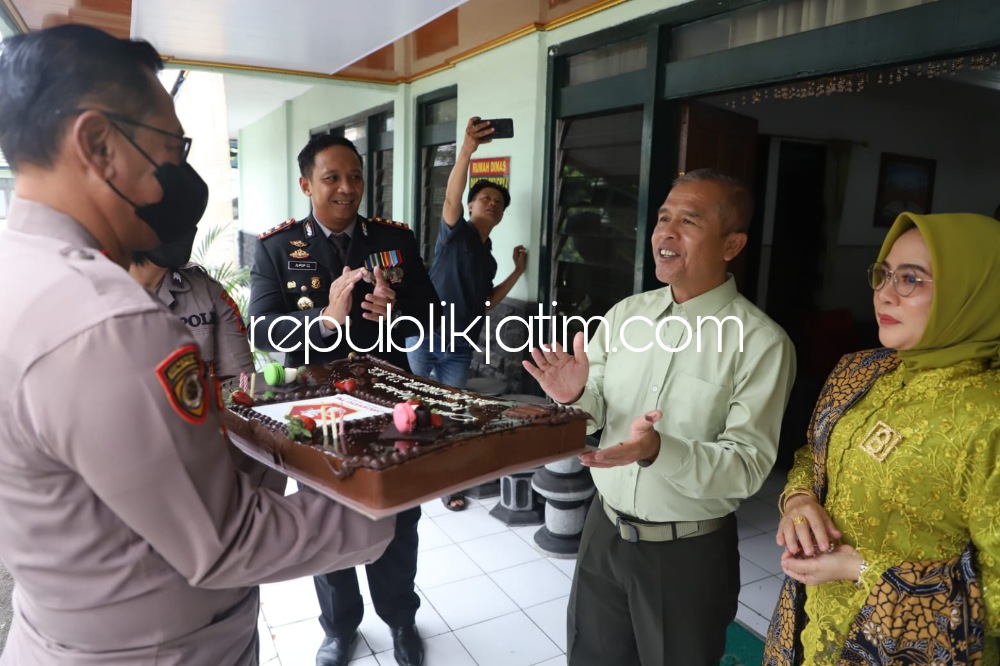 HUT - Kapolres Mojokerto, AKP Apip Ginanjar dan PJU saat memberikan kejutan tumpeng ke sejumlah Mako TNI di Mojokerto pada HUT TNI Ke 77, Rabu (05/10/2022).