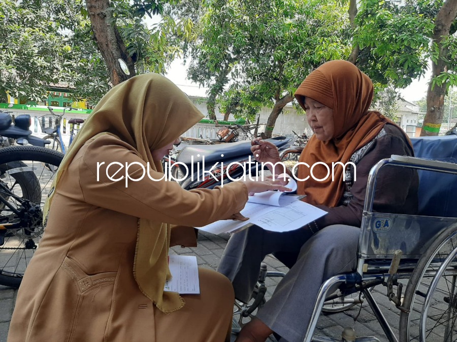 BANTUAN - Sejumlah KPM saat menerima BLT DD dari Pemdes Singogalih, Kecamatan Tarik, Sidoarjo, Kamis (06/10/2022).