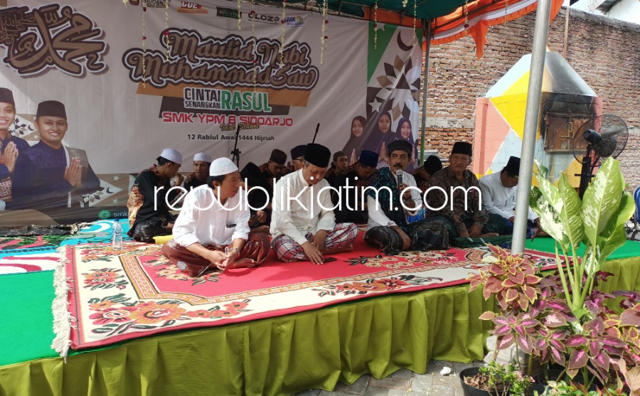 MAULID - Sebanyak 1.635 siswa dan siswi SMK YPM 8 Sidoarjo yang ada di JL Raya Sarirogo, Kecamatan Sidoarjo merayakan Maulid Nabi Muhammad SAW di halaman sekolah sembari dilengkapi gunungan buah-buahan, Kamis (06/10/2022).