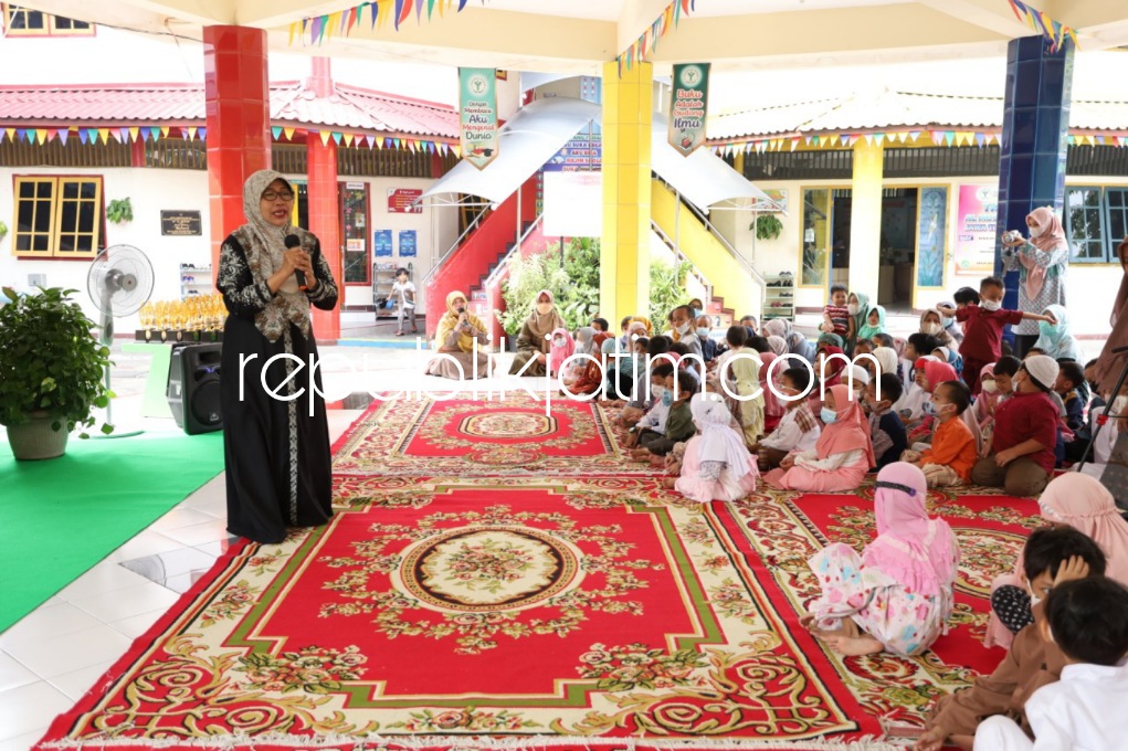 MAULID - Peringatan Maulid Nabi Muhamad SAW, tepat 12 Rabiul Awal atau jatuh 8 Oktober 2022 memiliki banyak hikmah dan manfaat, salah satunya, menunjukkan kecintaan terhadap Nabi Muhamad SAW seperti diperingati siswa KB TK Al Muslim, Kamis (06/10/2022).