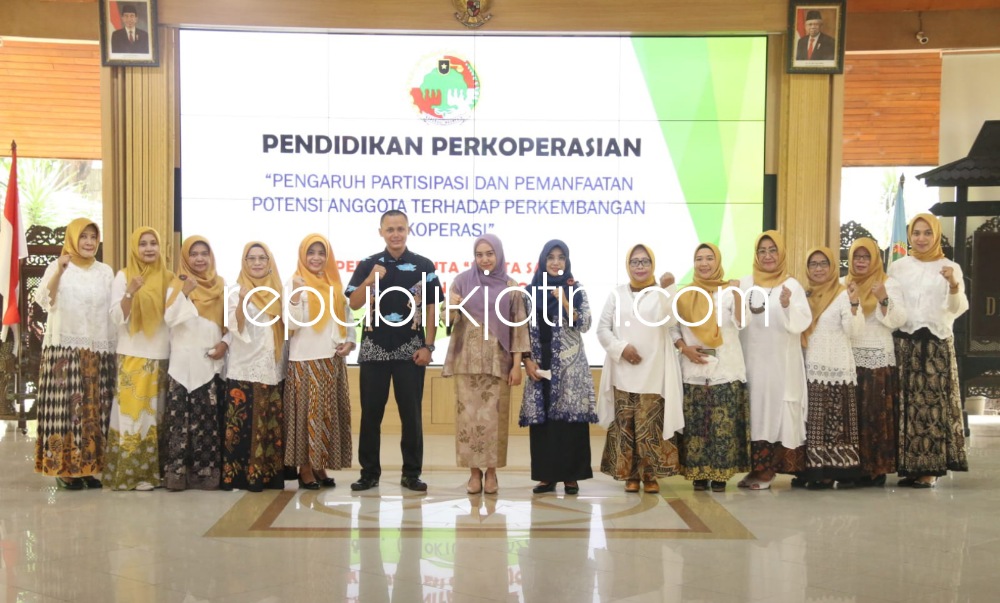 PELATIHAN - Penasehat Koperasi Wanita (Kopwan) Delta Sari, Ny Sa'adah Ahmad Muhdlor yang akrab dipanggil Ning Sasha berharap Kopwan Delta Sari semakin maju dan berkembang dengan pelatihan SDM pengelola koperasi yang mumpuni, Rabu (05/10/2022).