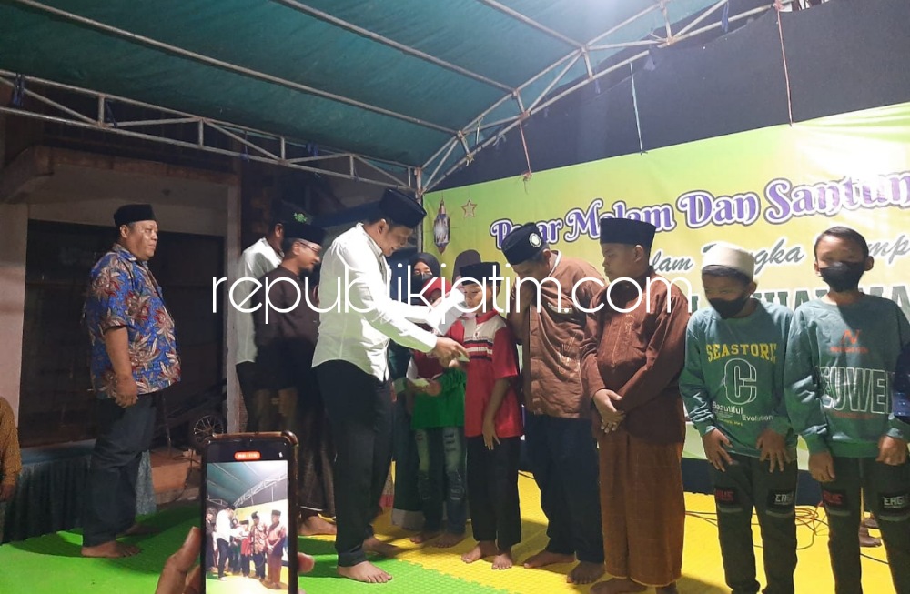 SANTUNAN - Wabup Sidoarjo, Subandi didampingi Kades Samsul Huda dan Kyai Rosidin Ahmad saat memberikan santunan anak yatim piatu, Rabu (05/10/2022) malam.
