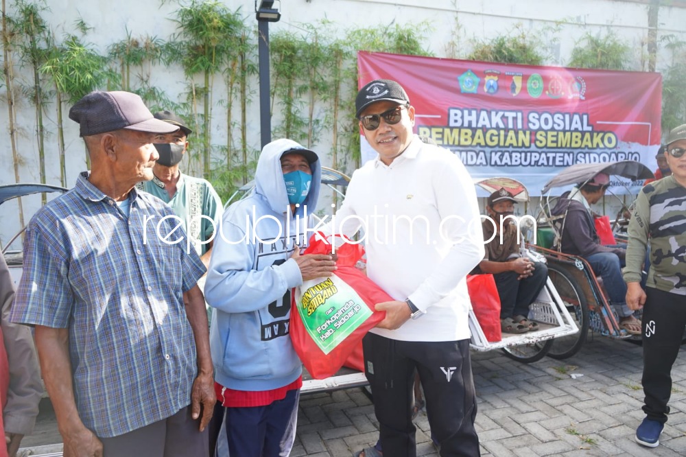 PEMBAGIAN - Gowes sekaligus Bakti Sosial (Baksos) Forum Koordinasi Pimpinan Daerah (Forkopimda) Kabupaten Sidoarjo, gowes rutin untuk memperkokoh sinergi Forkopimda kali dibarengi dengan pembagian Sembako, Jumat (07/10/2022).