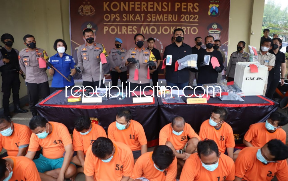 TANGKAP - Sejumlah tersangka Curat, Curas dan Curanmor saat di ringkus Polres Mojokerto dipamerkan ke kru media, Jumat (07/10/2022).