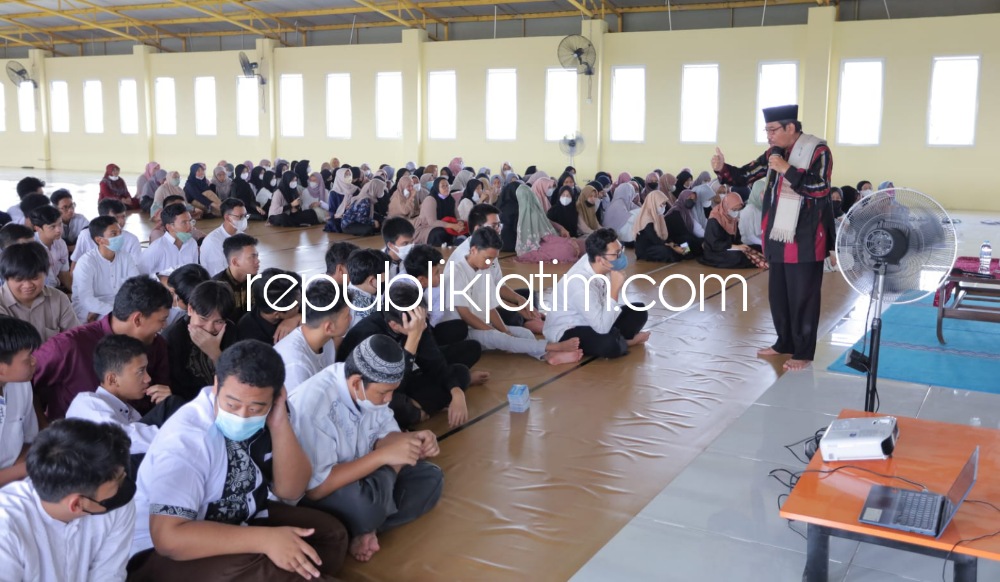TAUSIYAH - Para siswa, siswi dan guru SMA Al Muslim di JL Raya Wadungasri, Kecamatan Waru, Sidoarjo mendengarkan tausiyah KH Dr Ilhamullah Sumarkhan dosen Fakultas Syariah dan Hukum UINSA Surabaya, Sabtu (08/10/2022).