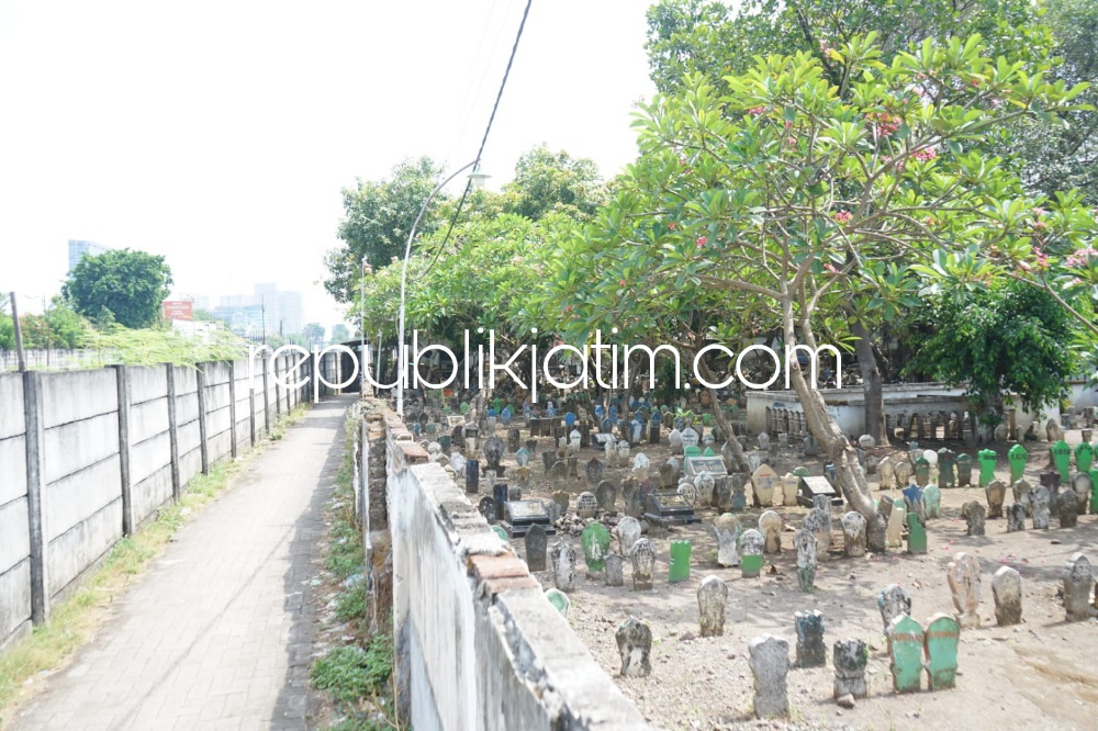 MAKAM - Inilah lahan makam Islam Desa Kedungrejo, Kecamatan Waru, Sidoarjo yang bakal direlokasi untuk pembangunan jalur Frontage Road (FR) yang kini memasuki tahap appraisal, Sabtu (08/10/2022).