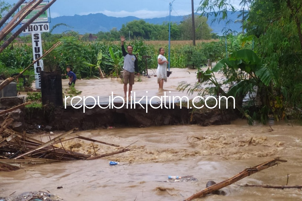 AMBROL- Jembatan Sido Mukti yang berada di Desa Ngrukem, Kecamatan Mlarak, Ponorogo ambrol diterjang banjir yang mengakibatkan jalur antar desa dan antar kecamatan itu terputus total, Sabtu (08/10/2022).