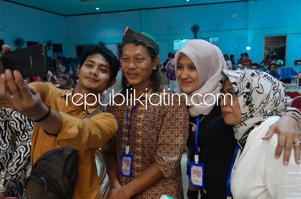 TERPILIH - Ribut Wijoto diajak para peserta Selfi usai pemilihan Ketua Umum Dekesda periode 2022 - 2027 selesai di Aula SMP Negeri 4 Sidoarjo, Minggu (09/10/2022) malam.