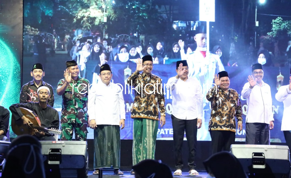 BERANGKATKAN - Bupati Sidoarjo Ahmad Muhdlor Ali memberangkatkan lima kafilah MTQ Sidoarjo yang mewakili Jawa Timur ke Banjarmasin, Kalimantan Selatan dari Pendodop Delta Wibawa, Sabtu (08/10/2022).