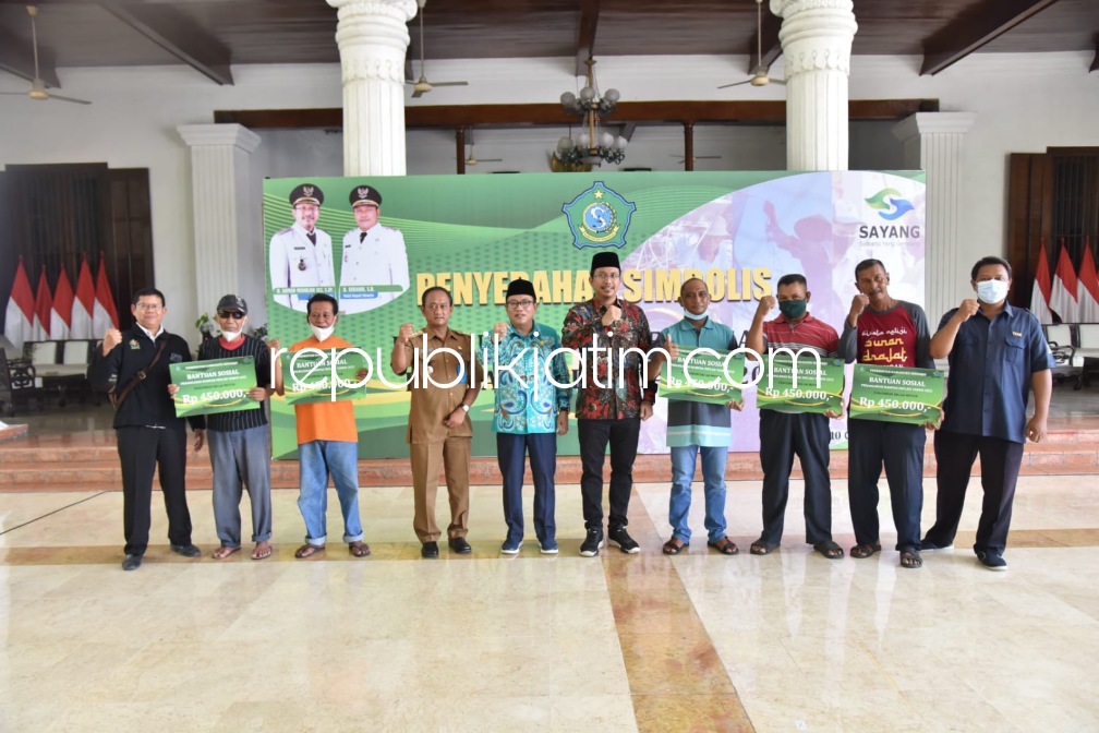 BANTUAN - Bupati Sidoarjo Ahmad Muhdlor Ali menyerahkan bantuan kepada ojol, nelayan, sopir angkot dan penarik bentor sebagai kompensasi kenaikan BBM di Pendopo Delta Wibawa, Senin (10/10/2022).
