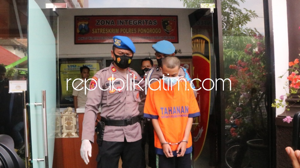 CABUL- Tim Satuan Reskrim Polres Ponorogo menangkap tersangka pencabulan terhadap anak bawah umur, RA warga Ponorogo beserta barang buktinya, Senin (10/10/2022). 