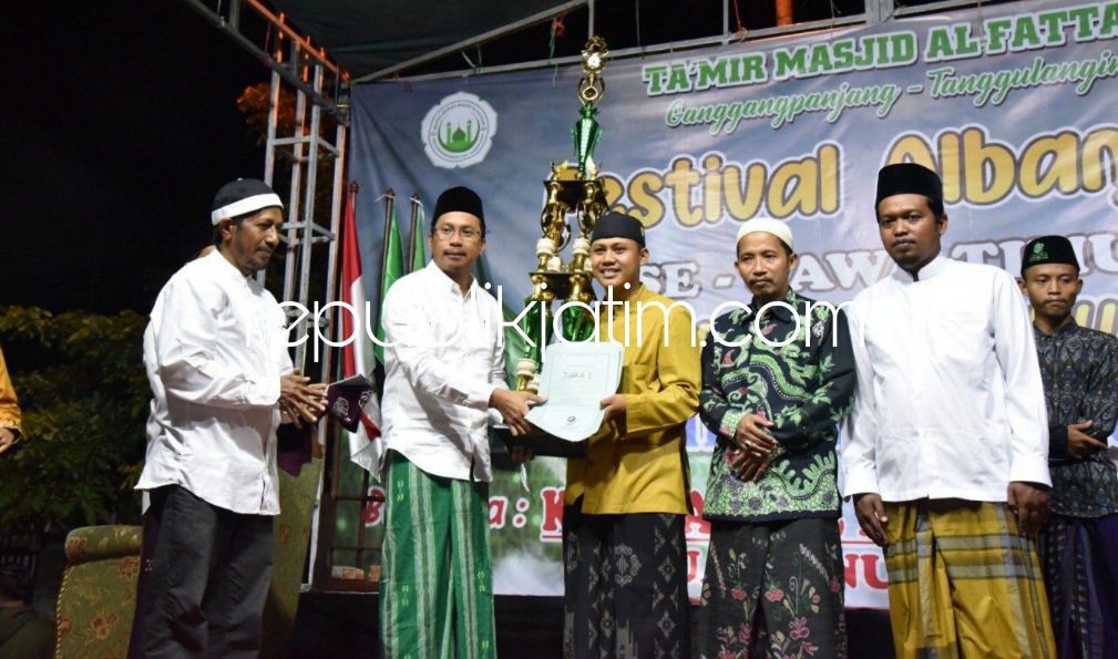 HADIAH - Bupati Sidoarjo Ahmad Muhdlor Ali menyerahkan hadiah kepada para peserta seni Al Banjari di Desa Ganggangpanjang, Kecamatan Tanggulangin, Sidoarjo, Minggu (09/10/2022) malam.