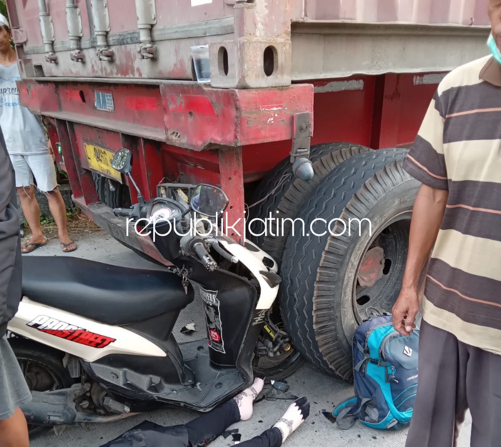 TABRAK - Pengendara motor Yamaha Mio bernopol W 6688 RJ, Salsa Nabila Elsa Maulidina (21) warga UINSA Kampus 2 Gununganyar, menabrak truk kontainer nopol L 9468 UN dikemudikan Daminto (38) warga Bojonegoro di JL Raya Wedi, Gedangan, Selasa (11/10/2022).
