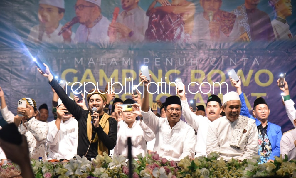 BERSHALAWAT - Bupati Sidoarjo, Ahmad Muhdlor Ali mengikuti acara Gampingrowo Bershalawat di Lapangan Desa Gampingrowo, Kecamatan Tarik, Sidoarjo bersama para habaib, Senin (10/10/2022) malam. 