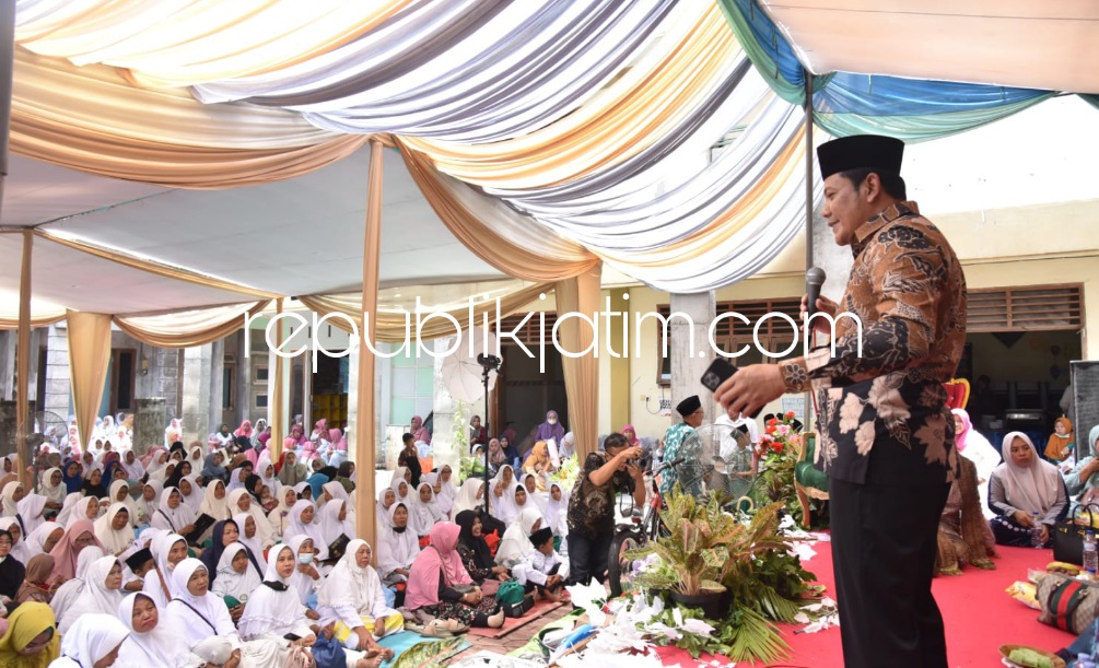 PERINGATAN - Wabup Sidoarjo Subandi membuka peringatan Maulid Nabi Muhammad SAW diperingati MI Bilingual Roudlotul Jannah, Desa Kajartengguli, Kecamatan Prambon, Sidoarjo di halaman sekolah, Rabu (12/10/2022). 