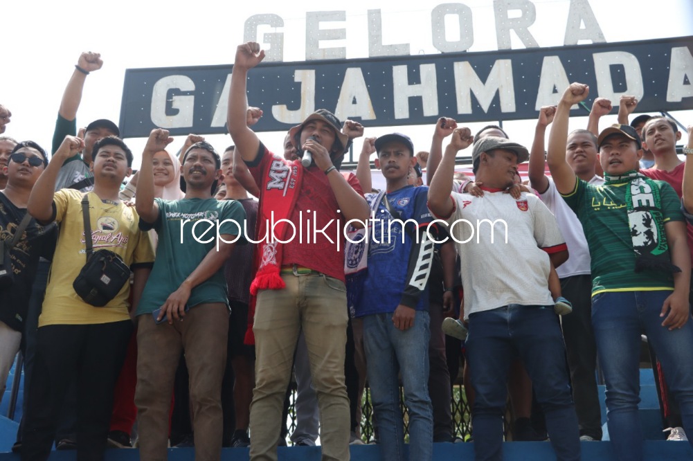DEKLARASI - Puluhan aliansi suporter sepakbola Mojokerto mulai suporter Bonek, Arema dan PSMP bersama petugas Polres Mojokerto Deklarasi Damai tragedi Kanjuruhan Malang di Stadion Gajahmada, Kecamatan Mojosari, Kamis (13/10/2022).