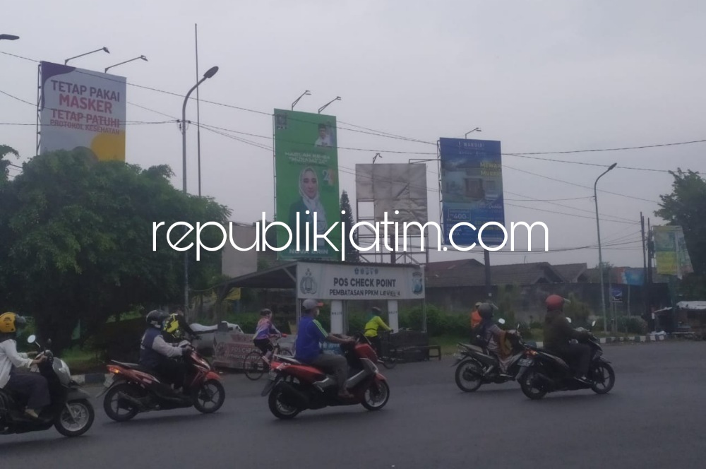 HUTAN REKLAME - Sejumlah papan reklame di perempatan dan pertigaan Sidoarjo menjadi hutan reklame lantaran minimnya penertiban reklame dan penempatan titik baru tanpa memperhatikan estetika, Jumat (14/10/2022).