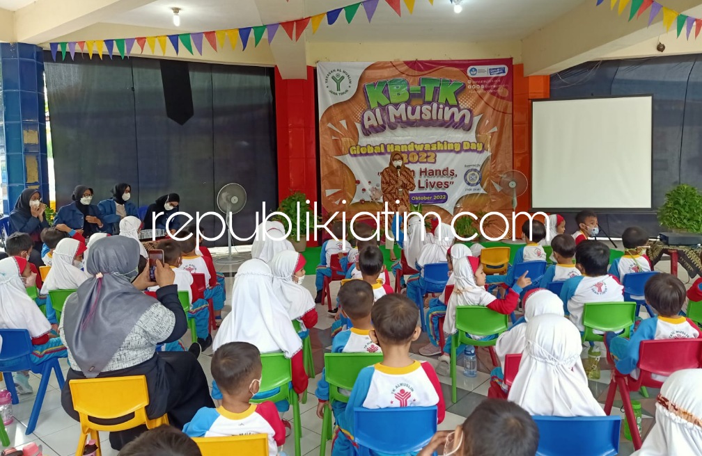 CUCI TANGAN - KB TK Al Muslim Waru, Sidoarjo menggandeng Fakultas Kesehatan Masyarakat (FKM) Unair Surabaya untuk merayakan Hari Cuci Tangan Pakai Sabun Sedunia (HCTPSS) dengan berbagai kegiatan, Jumat (14/10/2022).