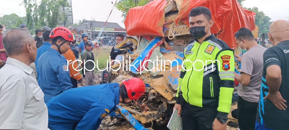 HANCUR - Truk bernopol S 9841 UH dikemudikan Achmad Shoib (35) warga Sembunyir, Bancar, Tuban hancur usai menabrak truk tronton bernopol G 8932 OE yang dikemudikan Saif Chamaruddin (33) warga Kudus di JL Raya Tebel, Gedangan, Sabtu (15/10/2022).