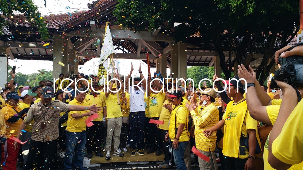 JALAN SEHAT - Ribuan kader dan simpatisan DPD Partai Golkar memenuhi Alun-Alun Sidoarjo mengikuti jalan sehat dalam rangka HUT Partai Golkar ke 58, Minggu (16/10/2022).