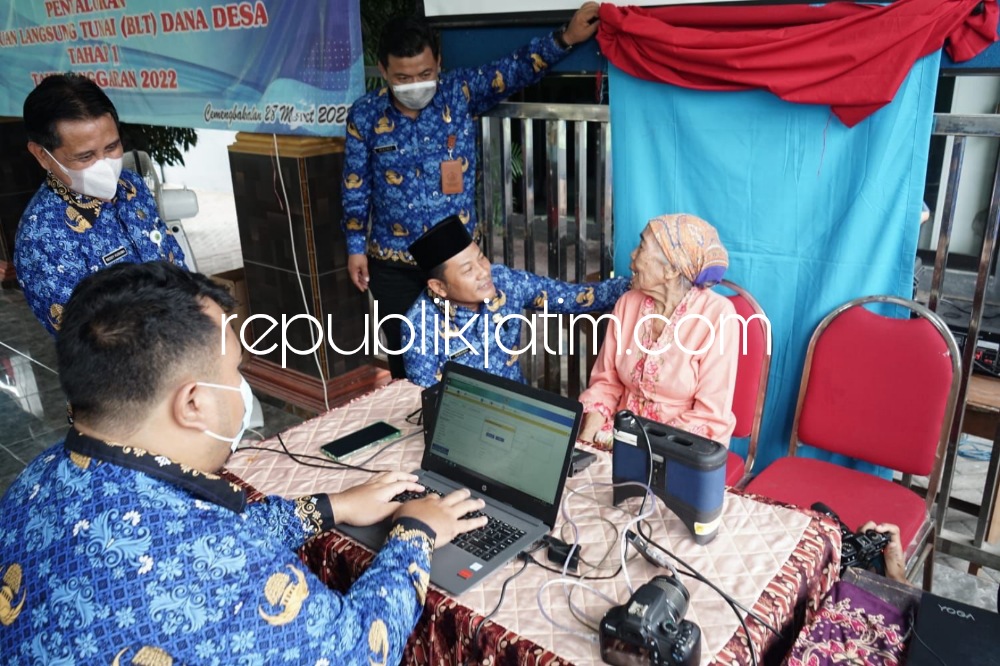 PANTAU - Wabup Sidoarjo, Subandi ikut memantu perekaman e KTP untuk Lansia dan ODJG di Desa Cemengbakalan, Kecamatan Sidoarjo sekaligus memberikan bantuan sosial, Senin (17/10/2022).