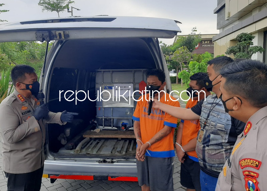 AMANKAN - Sebanyak tiga tersangka pembelian BBM Bio Solar Bersubsidi diamankan Satgas BBM, Satuan Reskrim, Polresta Sidoarjo, Kamis (20/10/2021) sore.