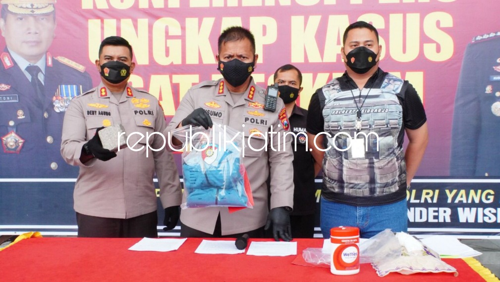 TANGKAP - Kapolresta Sidoarjo, Kombes Pol Kusumo Wahyu Bintoro menjelaskan penangkapan salah satu tersangka pengeroyokan pemuda hingga tewas di JL Raya Blurukidul, Kecamatan Sidoarjo dan penetapan tersangka B menjadi DPO, Kamis (20/10/2022) sore.