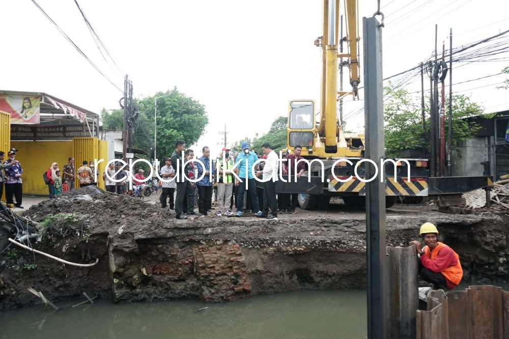 LAMBAT - Wabup Sidoarjo Subandi menggelar sidak pengerjaan jembatan Cantel di perbatasan Desa Tropodo, Kecamatan Waru dan Desa Pabean, Kecamatan Sedati karena pekerjaannya lambat sekitar 14 persen dari jadwal pengerjaan, Kamis (20/10/2022). 