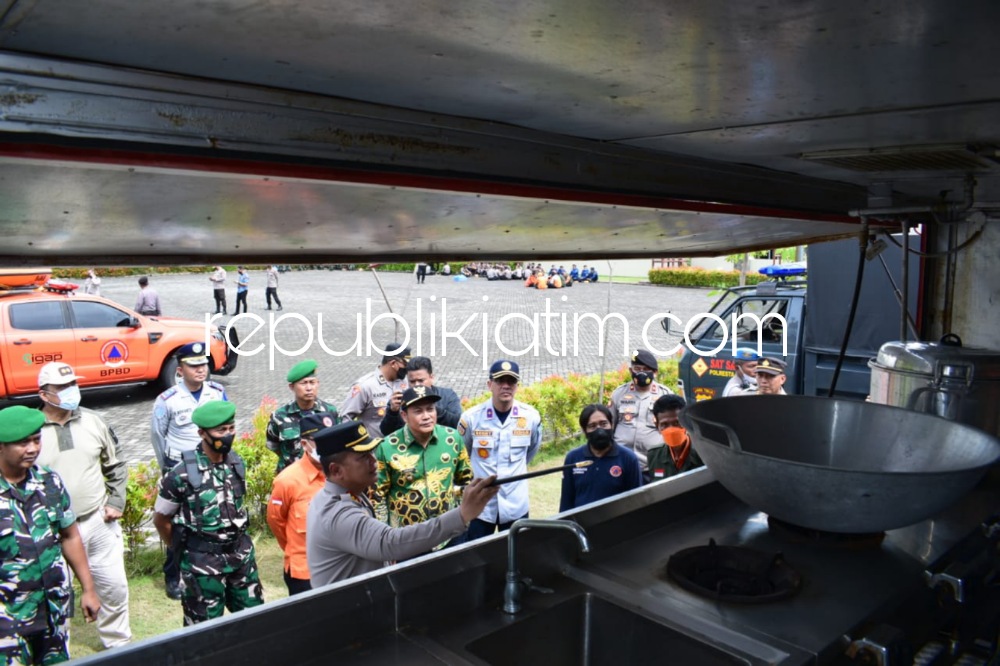 APEL - Wabup Sidoarjo, Subandi bersama Forkopimda Sidoarjo dan stake holder terkait menggelar apel gelar pasukan kesiapsiagaan penanggulangan bencana alam di Polresta Sidoarjo, Jumat (21/10/2022).