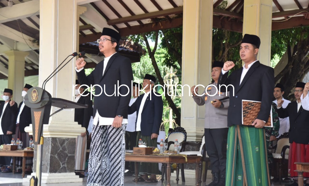 SAMBUTAN - Bupati Sidoarjo, Ahmad Muhdlor Ali menyampaikan sambutan Menteri Agama RI Yaqut Cholil Qoumas saat upacara Hari Santri Nasional 2022 di Alun-Alun Sidoarjo, Sabtu (22/10/2022).