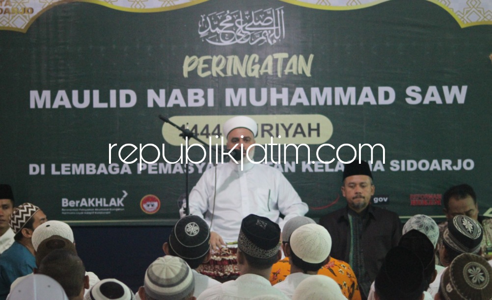 PEMBINAAN - Lapas Kelas IIA Sidoarjo memperingati Hari Santri Nasional (HSN) 2022 dengan menggelar pembinaan kepribadian bagi warga binaan diisi langsung dengan tausiah seorang ulama Lebanon, Syekh Habib Thariq Ghannam Al Hasani, Sabtu (22/10/2022).