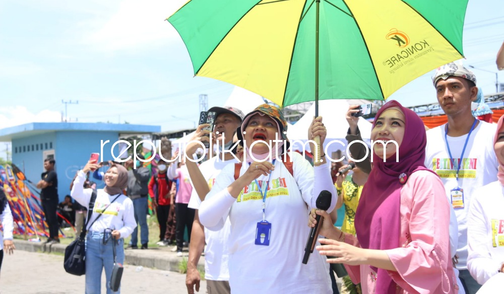 FESTIVAL - Istri Bupati Sidoarjo, Sa'adah Ahmad Muhdlor membuka acara Festival Seni Layang-Layang dan Tarian di halaman Parkir Mall Pelayanan Publik (MPP) JL Raya Lingkar Timur, Sidoarjo, Sabtu (22/10/2022).