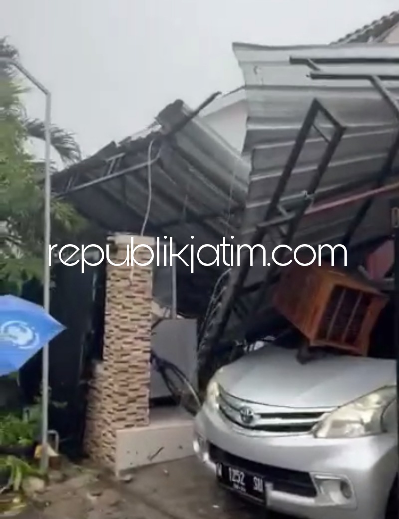 RUSAK - Akibat amukan angin puting beliung tidak hanya merobohkan pohon, akan tetapi juga merusak rumah warga hingga Aston Hotel Sidoarjo yang ada di kawasan Perumahan Kahuripan Nirvana Village (KNV) Buduran, Sidoarjo, Minggu (23/10/2022) petang.