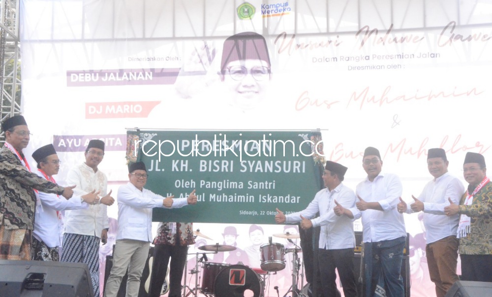 RESMIKAN - Bupati Sidoarjo, Ahmad Muhdlor Ali mendampingi Panglima Santri, Abdul Muhaimin Iskandar meresmikan JL KH Bisri Syamsuri di Kampus Unsuri, Kecamatan Waru, Sidoarjo, Minggu (22/10/2022). 