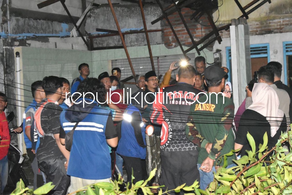CEK - Bupati Sidoarjo, Ahmad Muhdlor Ali didampingi OPD terkait mengunjugi ratusan rumah warga terdampak puting beliung di Dusun Mlaten, Desa Sidokepung, Kecamatan Buduran, Sidoarjo, Minggu (23/10/2022) malam.