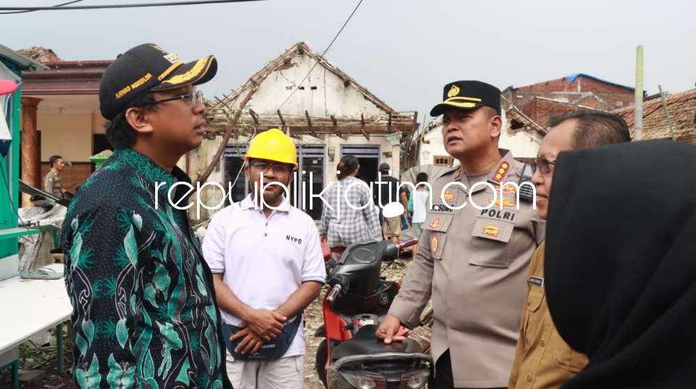 TINJAU - Bupati Sidoarjo, Ahmad Muhdlor Ali meninjau lagi rumah warga terdampak amukan angin puting beliung di Dusun Mlaten, Desa Sidokepung, Kecamatan Buduran, Sidoarjo, Senin (24/10/2022).